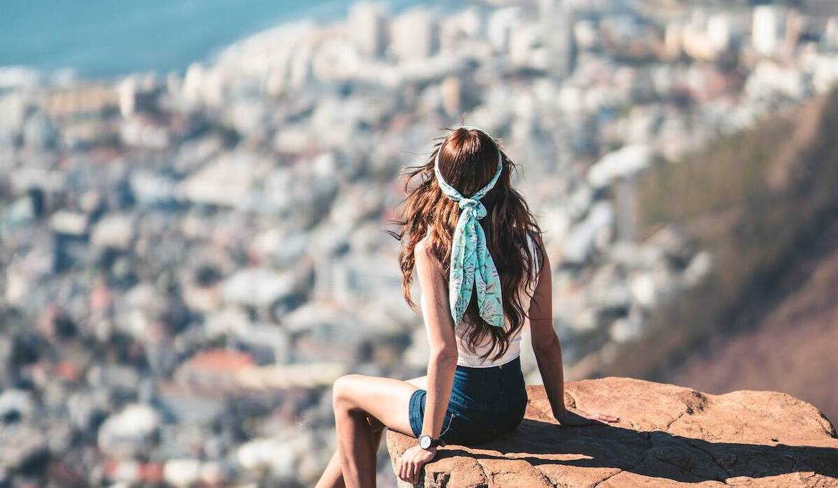 You are currently viewing What to Wear When Hiking Summer: Essential Tips