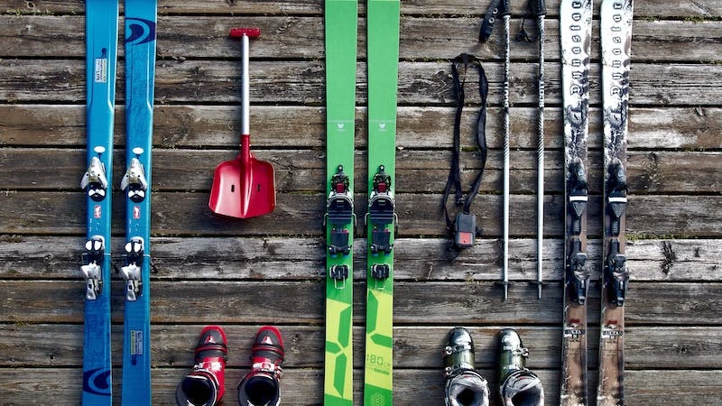 You are currently viewing Beginner vs Intermediate Skis: Shred the Slopes ⛷️❄️