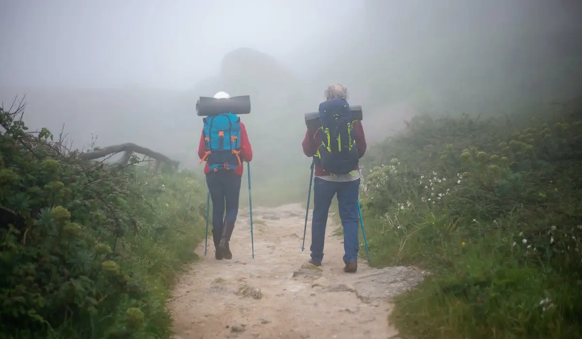 You are currently viewing How to Stay Warm Hiking in Winter: Your Guide to Winter Hikes